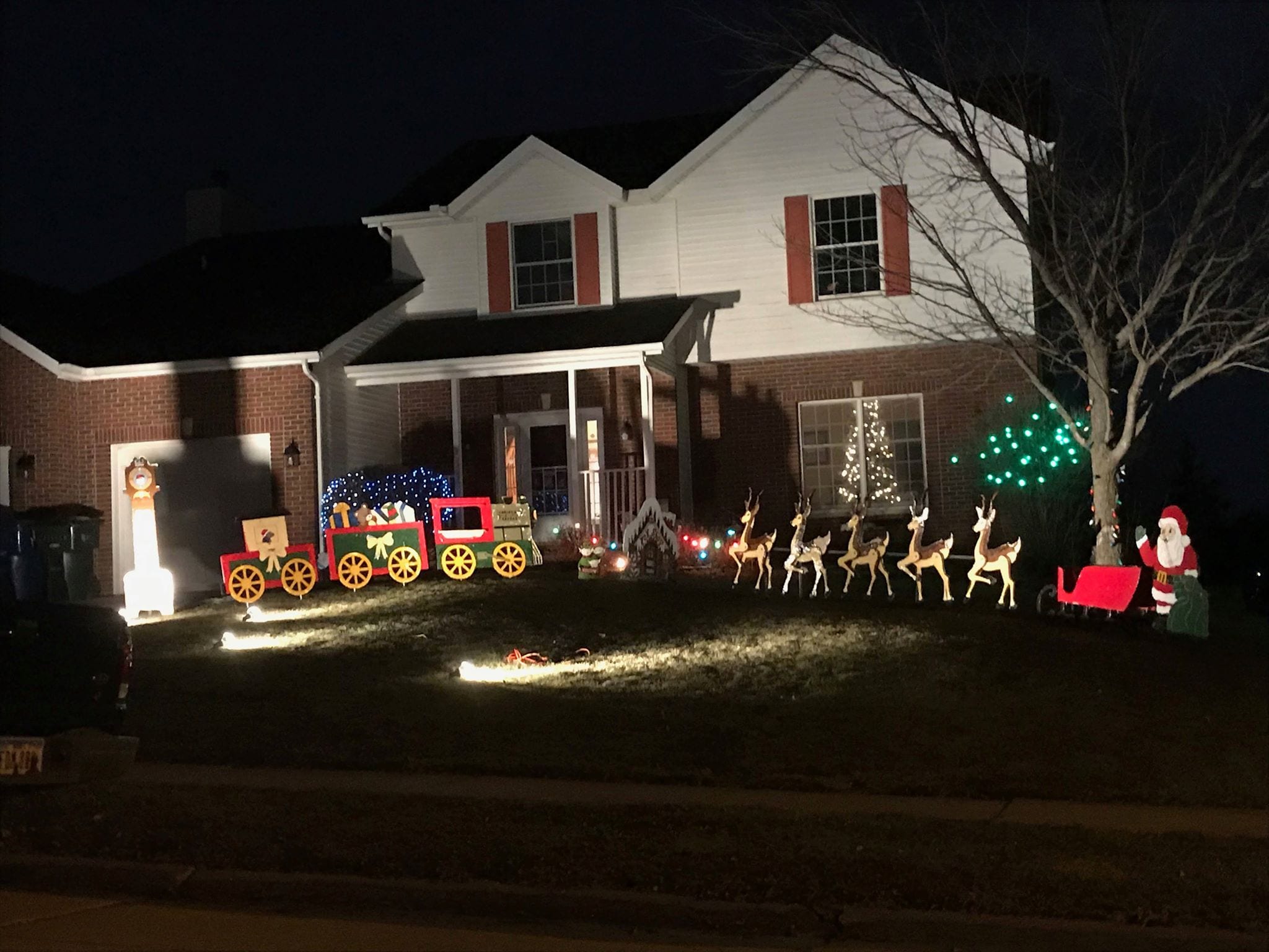 Merry Christmas! QC Scene Highlights The Christmas Lights of The Quad