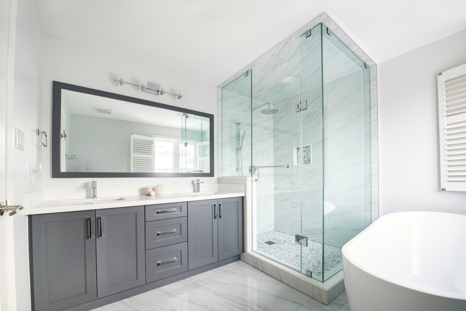 Maximize Space and Style with These Bathroom Design Tips | Quad ...
